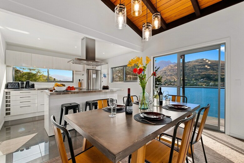 Queenstown Lakefront Dream