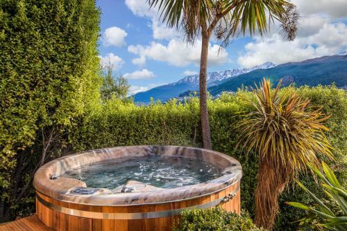 Sunny Lakeview Villa