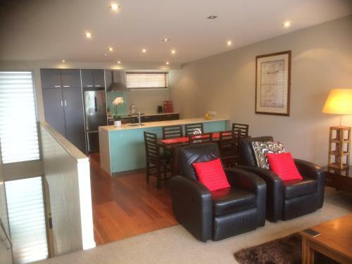The Moorings - Luxury Waterfront Apartment