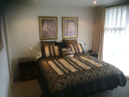 The Moorings - Luxury Waterfront Apartment