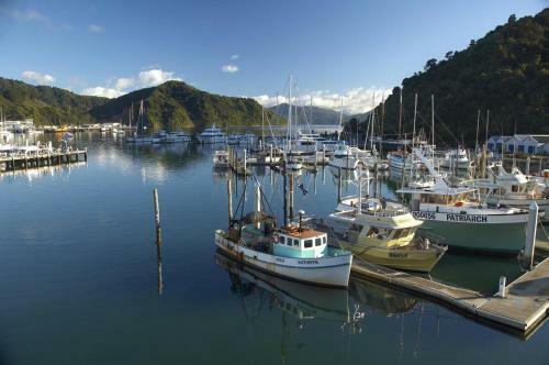 The Moorings - Luxury Waterfront Apartment