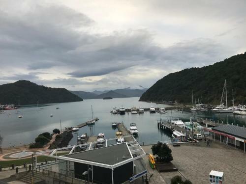 Astonishing Views Superb Waterfront Apartment