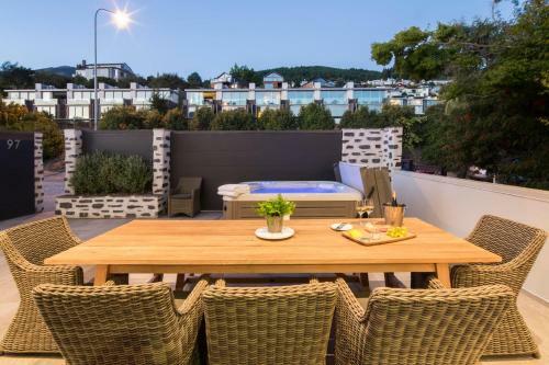 Lakefront Luxury By Touch Of Spice