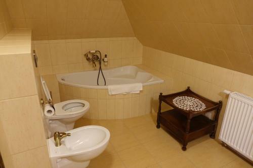 Hotel Go?ciniec Dworski W Ropie