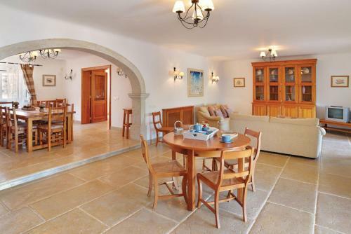 Aroal Villa Sleeps 6 Pool Wifi