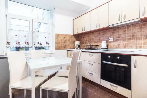 Sunny Old Town Apartment Brasov