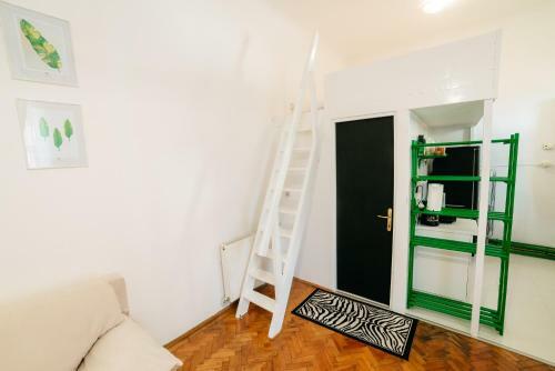 Mathe Apartments 3