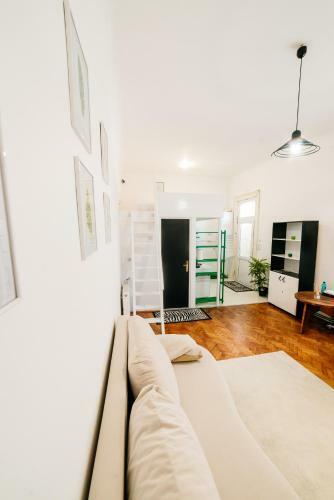 Mathe Apartments 3