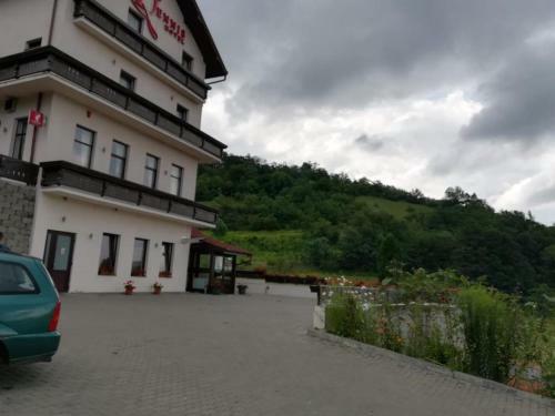 Hotel Dennis