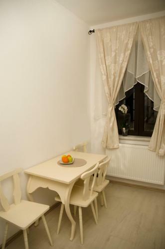 Queen's Apartment & Studio