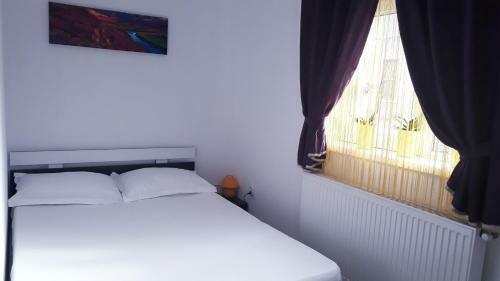 Hostal Paris Central Home