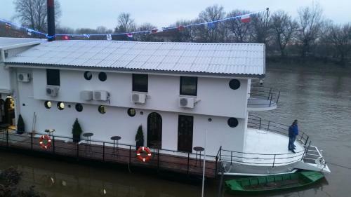 Cruiser Hotel