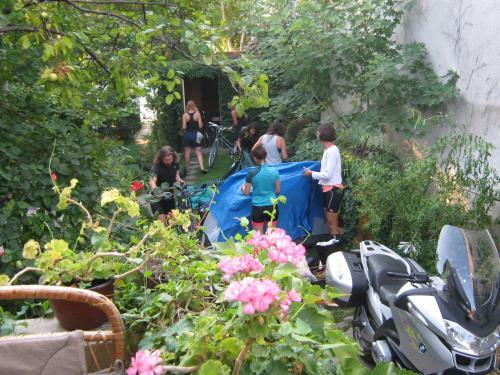 Hostal Guesthouse & Camp For Adventurers Urban Guerrilla