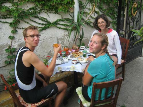 Hostal Guesthouse & Camp For Adventurers Urban Guerrilla