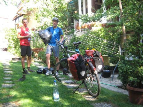 Hostal Guesthouse & Camp For Adventurers Urban Guerrilla