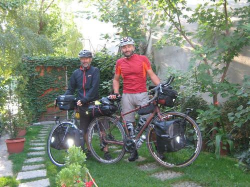 Hostal Guesthouse & Camp For Adventurers Urban Guerrilla