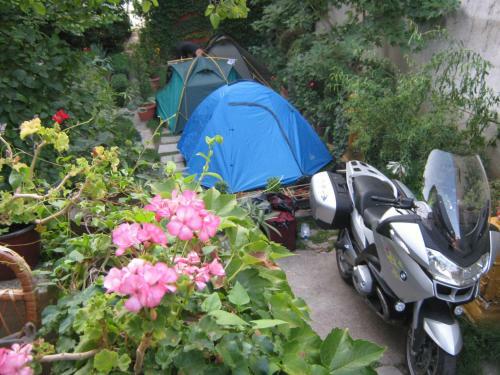 Hostal Guesthouse & Camp For Adventurers Urban Guerrilla