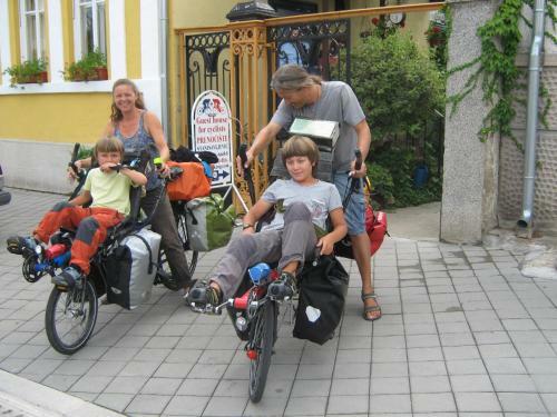 Hostal Guesthouse & Camp For Adventurers Urban Guerrilla
