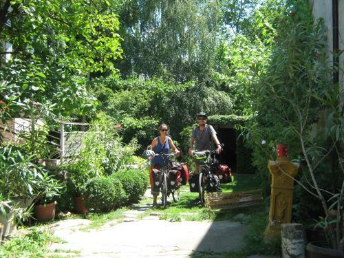 Hostal Guesthouse & Camp For Adventurers Urban Guerrilla