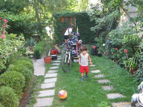 Hostal Guesthouse & Camp For Adventurers Urban Guerrilla