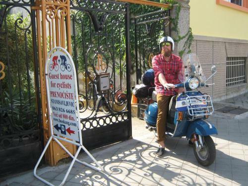 Hostal Guesthouse & Camp For Adventurers Urban Guerrilla