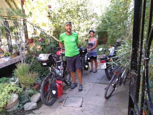 Hostal Guesthouse & Camp For Adventurers Urban Guerrilla