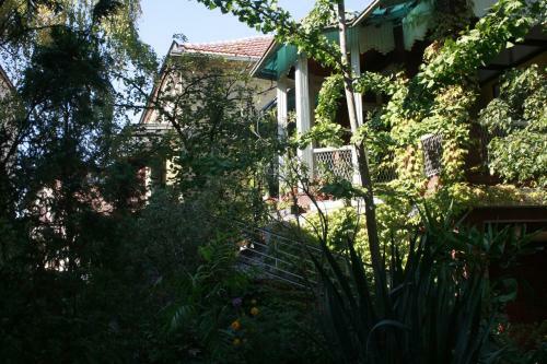 Hostal Guesthouse & Camp For Adventurers Urban Guerrilla