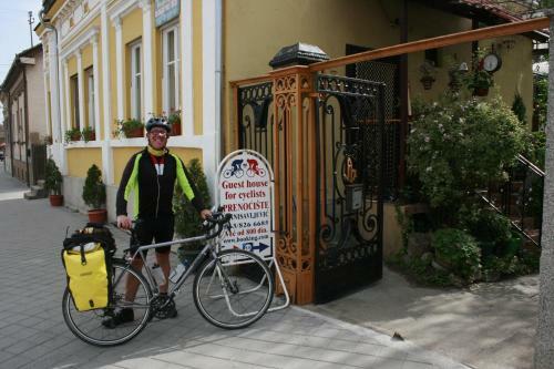 Hostal Guesthouse & Camp For Adventurers Urban Guerrilla