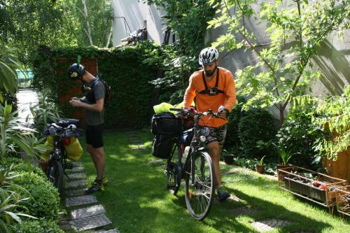 Hostal Guesthouse & Camp For Adventurers Urban Guerrilla