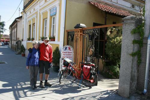 Hostal Guesthouse & Camp For Adventurers Urban Guerrilla