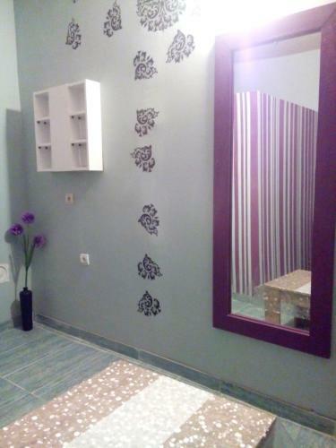 Hostal Mini Room - Bed & Toilet
