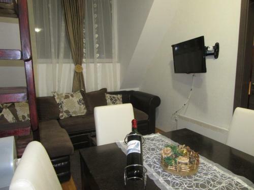 Apartman 5a43, Kraljevi ?ardaci