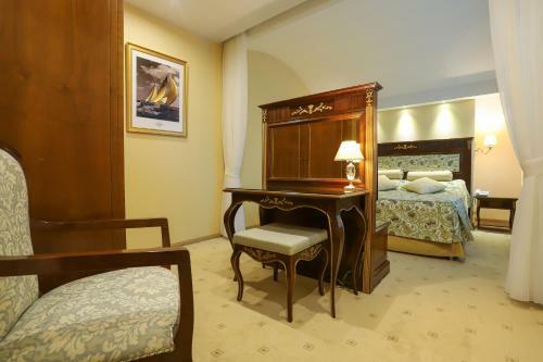 Hotel Mercury Resort