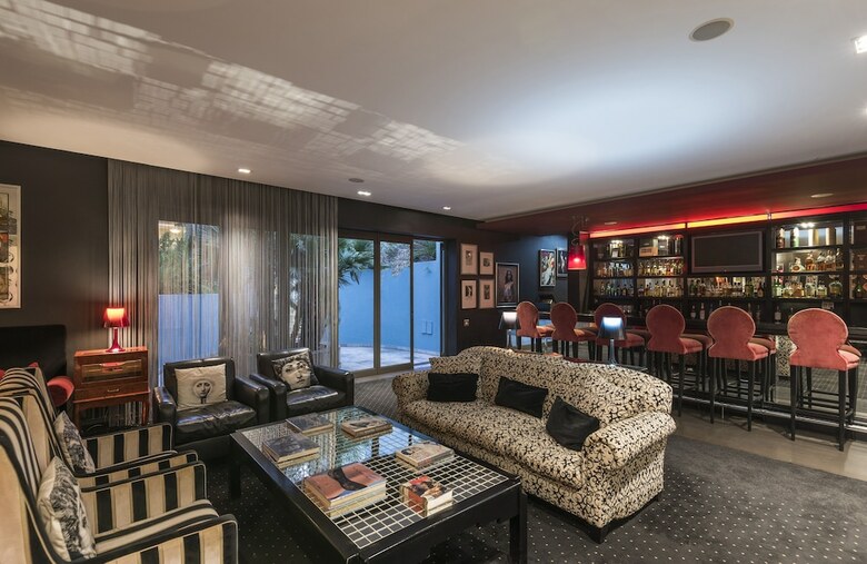 No 5 Boutique Art Hotel
