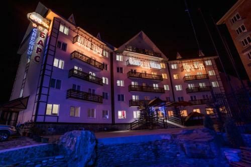 Hotel Snezhniy Bars Dombay