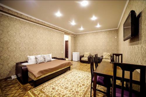 Paradeison Hotel