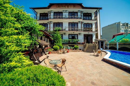 Paradeison Hotel