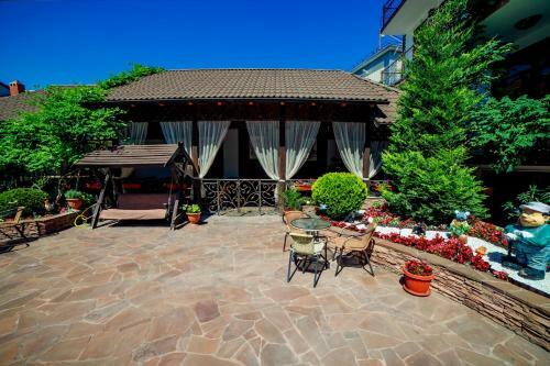 Paradeison Hotel