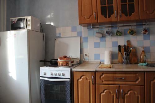 Apartment On Aviatorov 44