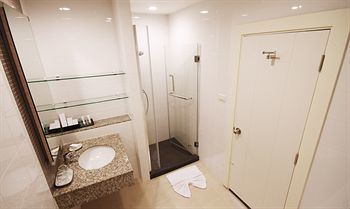 Classic Kameo Hotel & Serviced Apartments