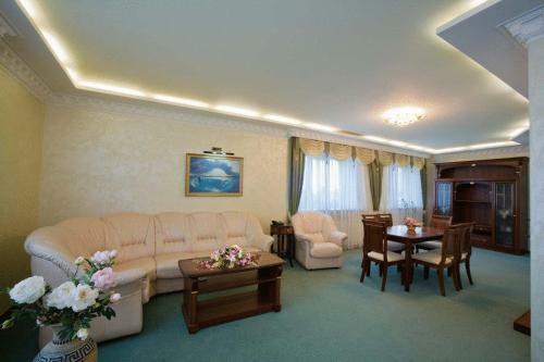 Oktyabrskaya Hotel