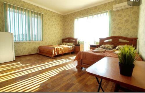 Hostal More Y Nas Guest House