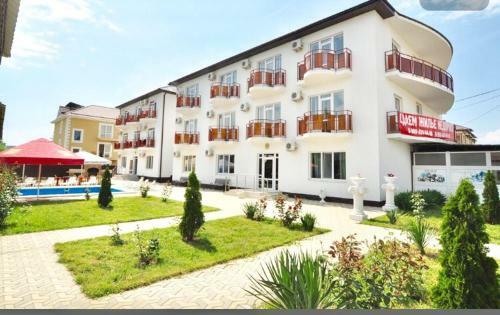 Hostal More Y Nas Guest House