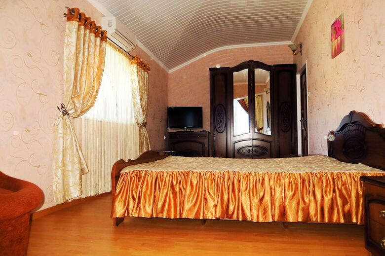 Hostal Kavkaz Hotel