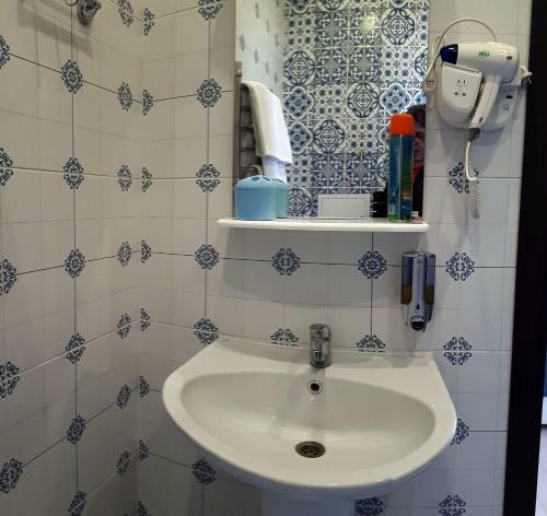 Hostal Guest House 12 Months