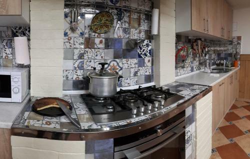 Hostal Guest House 12 Months