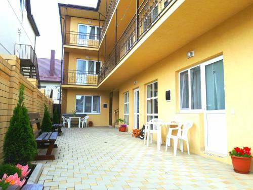 Hostal Lotos Guest House