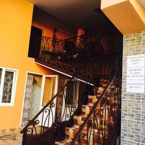 Hostal Azalia Guest House