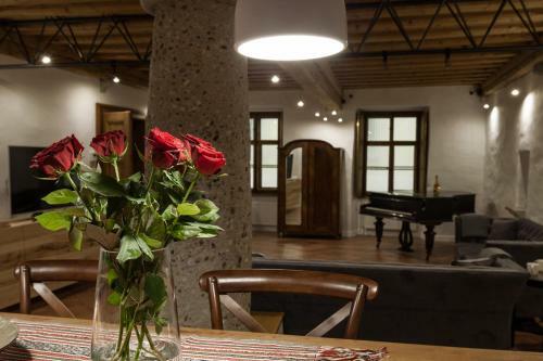 River And Castle View Apartment Rose