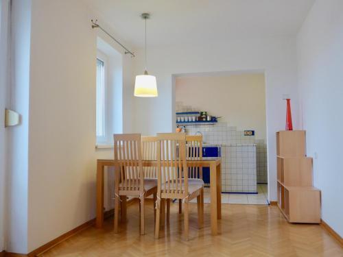 Charming Apartment Near City Center
